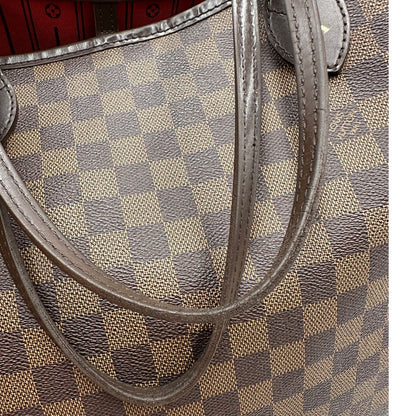 Borsa Louis Vuitton Neverfull GM in canvas Damier Ébène con finiture in pelle marroni testa di moro e parti metalliche dorate; munita di doppi manici, indossabile a spalla, di lusso, originale, di lusso, usata.