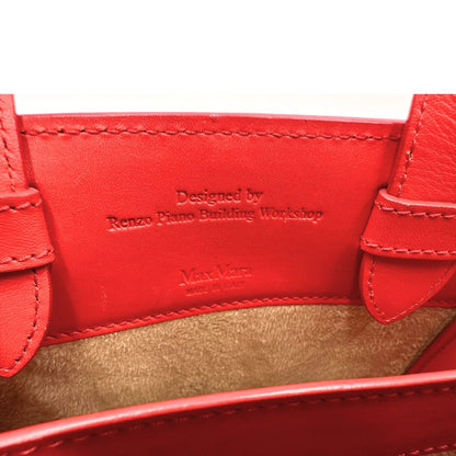 interno  Borsa Max Mara in pelle rossa con parti metalliche argentate; impreziosita da strass lungo i laterali e munita di doppi manici fissi e due manici lunghi amovibili, di lusso, originale, ottime condizioni. 