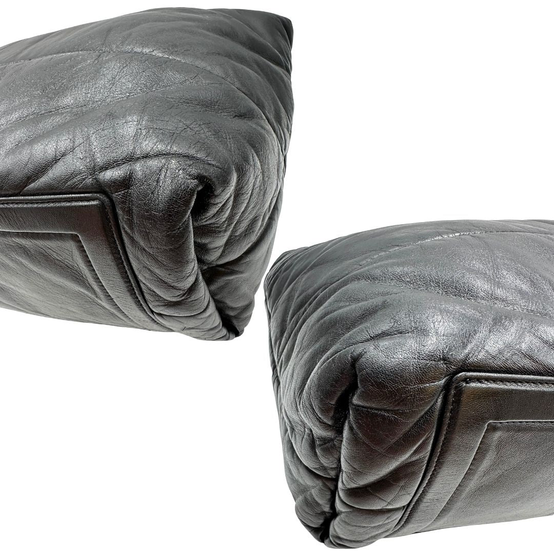 Angoli di una borsa Chanel in pelle effetto imbottito nera, con metalleria argentata. Da indossare a spalla.