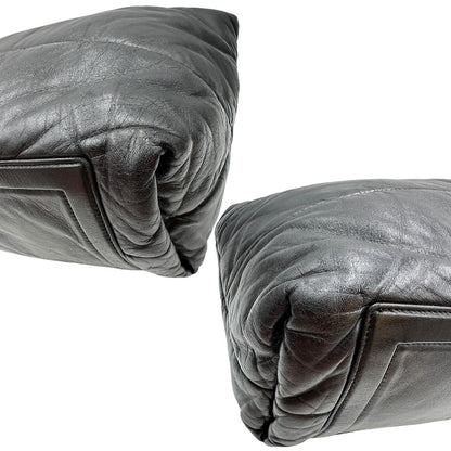 Angoli di una borsa Chanel in pelle effetto imbottito nera, con metalleria argentata. Da indossare a spalla.