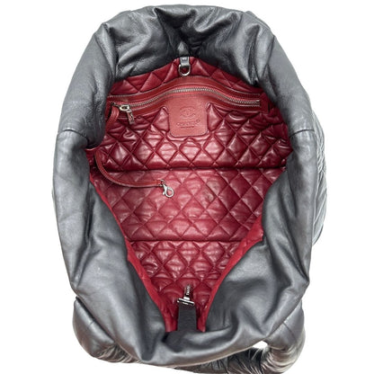 Interno di una borsa Chanel in pelle effetto imbottito nera, con metalleria argentata. Da indossare a spalla.