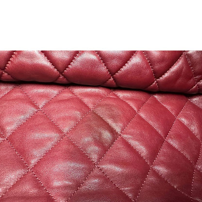 Dettaglio difetto di una borsa Chanel in pelle effetto imbottito nera, con metalleria argentata. Da indossare a spalla.