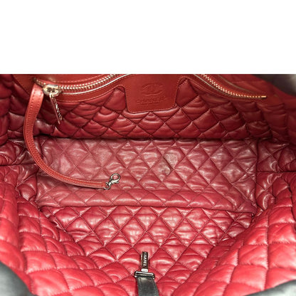 Interno di una borsa Chanel in pelle effetto imbottito nera, con metalleria argentata. Da indossare a spalla.