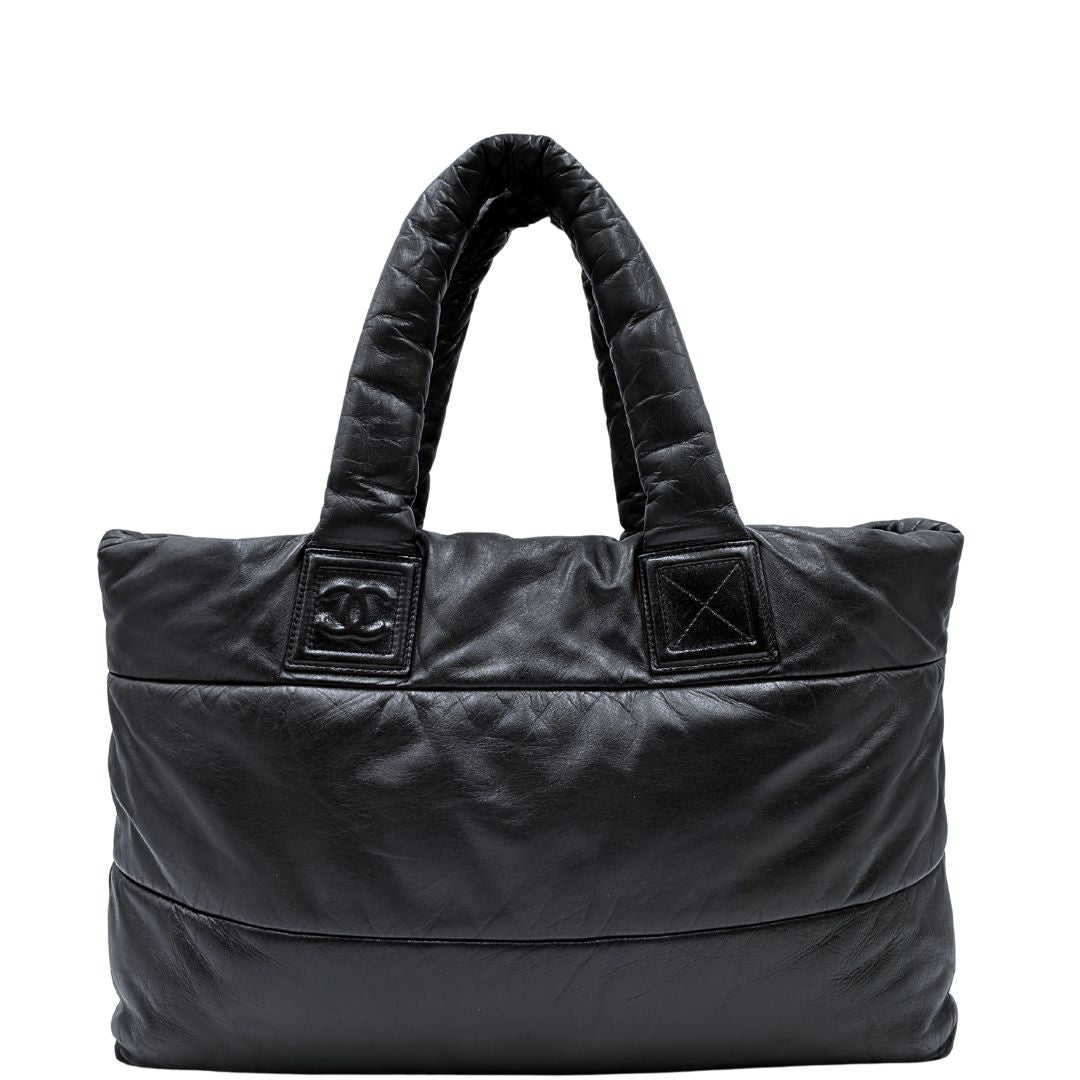 Retro di una borsa Chanel in pelle effetto imbottito nera, con metalleria argentata. Da indossare a spalla.