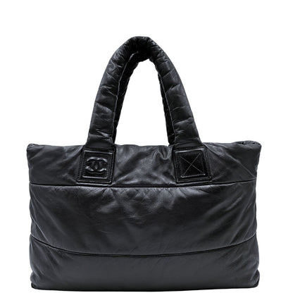 Retro di una borsa Chanel in pelle effetto imbottito nera, con metalleria argentata. Da indossare a spalla.