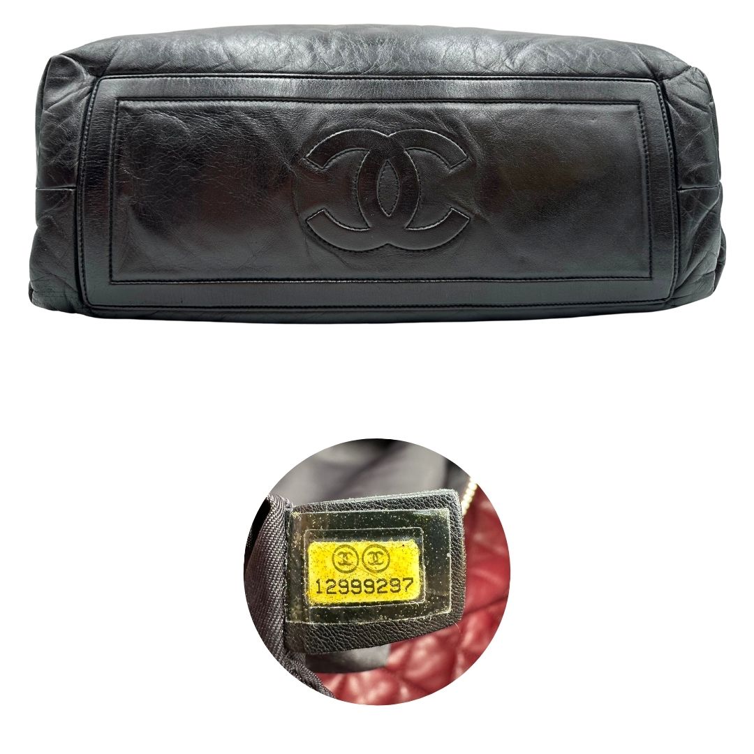 Base e codice di una borsa Chanel in pelle effetto imbottito nera, con metalleria argentata. Da indossare a spalla.