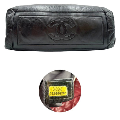 Base e codice di una borsa Chanel in pelle effetto imbottito nera, con metalleria argentata. Da indossare a spalla.