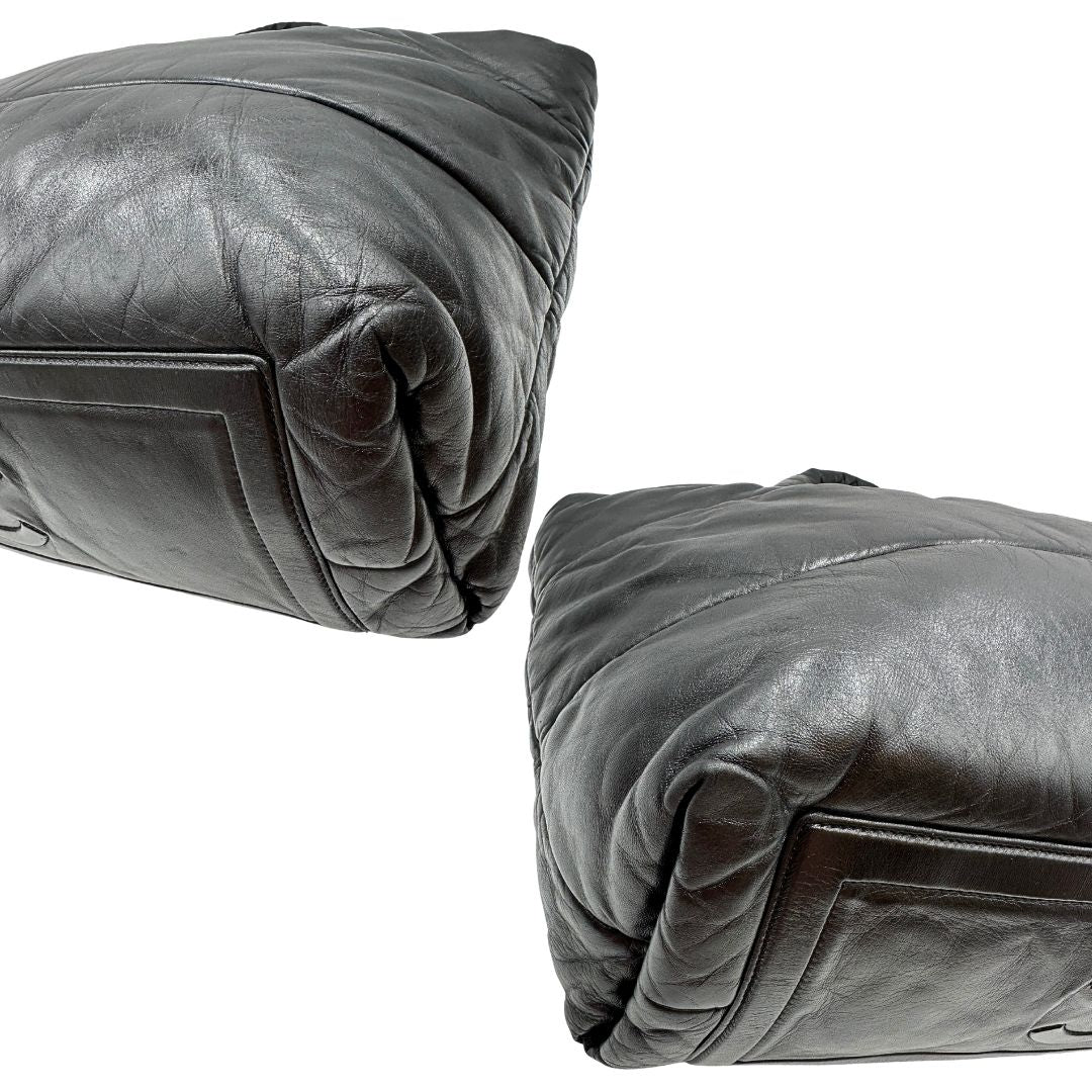 Angoli di una borsa Chanel in pelle effetto imbottito nera, con metalleria argentata. Da indossare a spalla.