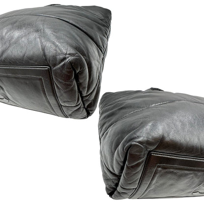 Angoli di una borsa Chanel in pelle effetto imbottito nera, con metalleria argentata. Da indossare a spalla.