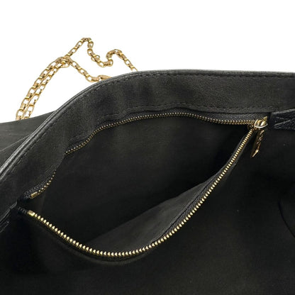 Interno di una borsa Louis Vuitton in pelle nera monogram Empreinte con parti metalliche dorate; munita di una tracolla scorrevole in catena. Indossabile a spalla e a tracolla.