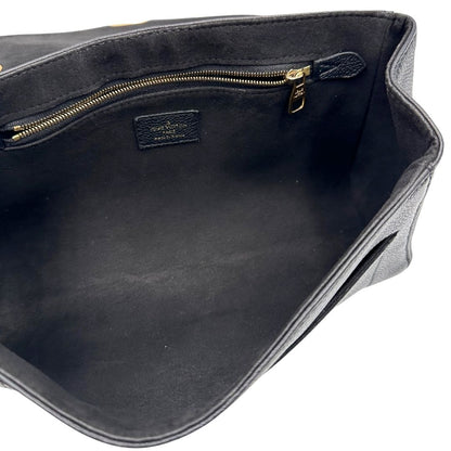 Interno di una borsa Louis Vuitton in pelle nera monogram Empreinte con parti metalliche dorate; munita di una tracolla scorrevole in catena. Indossabile a spalla e a tracolla.