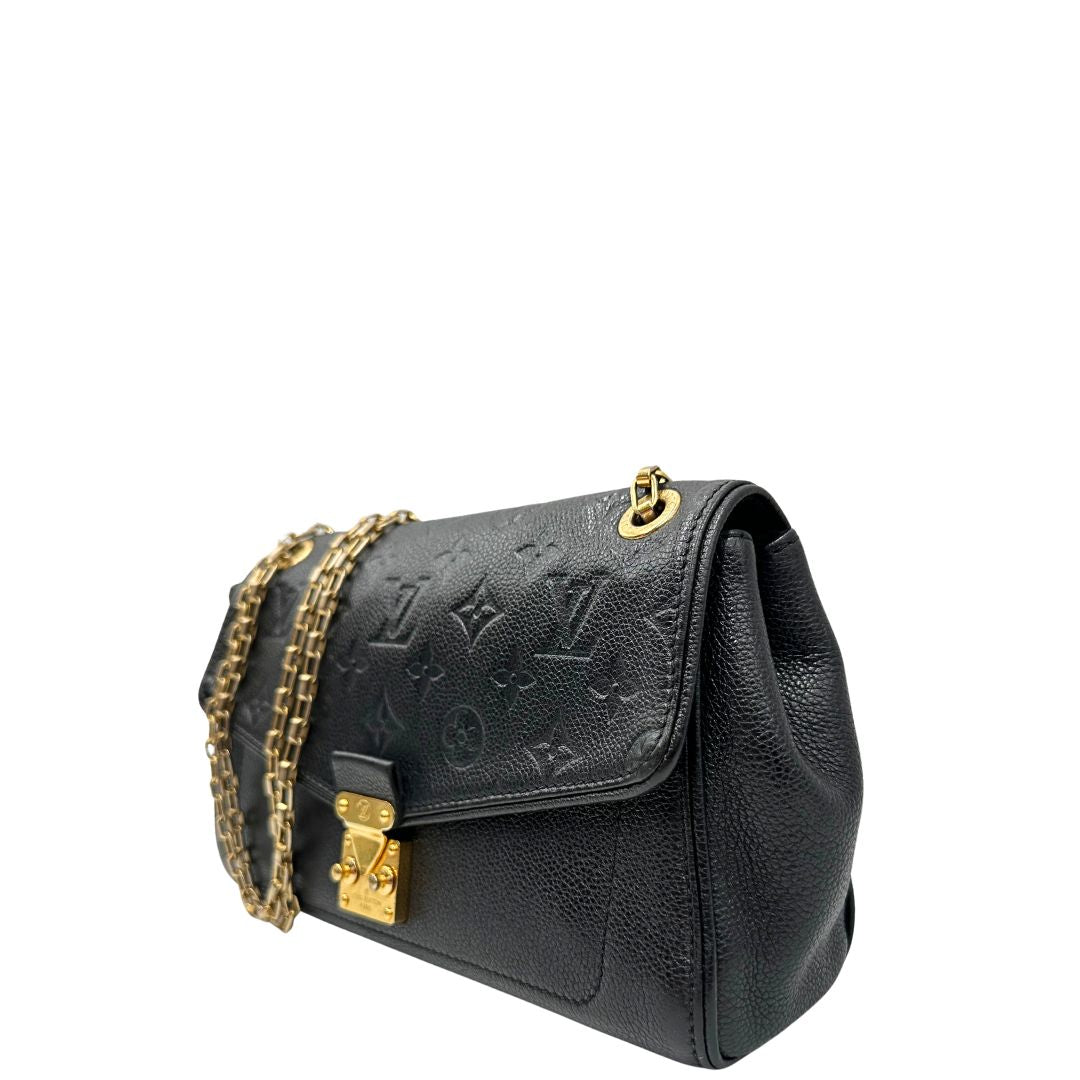 Laterale destro di una borsa Louis Vuitton in pelle nera monogram Empreinte con parti metalliche dorate; munita di una tracolla scorrevole in catena. Indossabile a spalla e a tracolla.