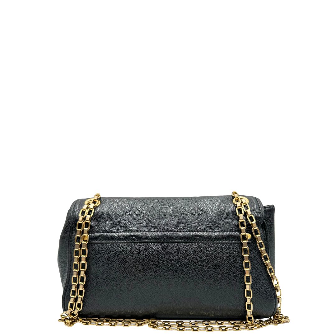 Retro di una borsa Louis Vuitton in pelle nera monogram Empreinte con parti metalliche dorate; munita di una tracolla scorrevole in catena. Indossabile a spalla e a tracolla.