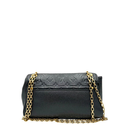 Retro di una borsa Louis Vuitton in pelle nera monogram Empreinte con parti metalliche dorate; munita di una tracolla scorrevole in catena. Indossabile a spalla e a tracolla.