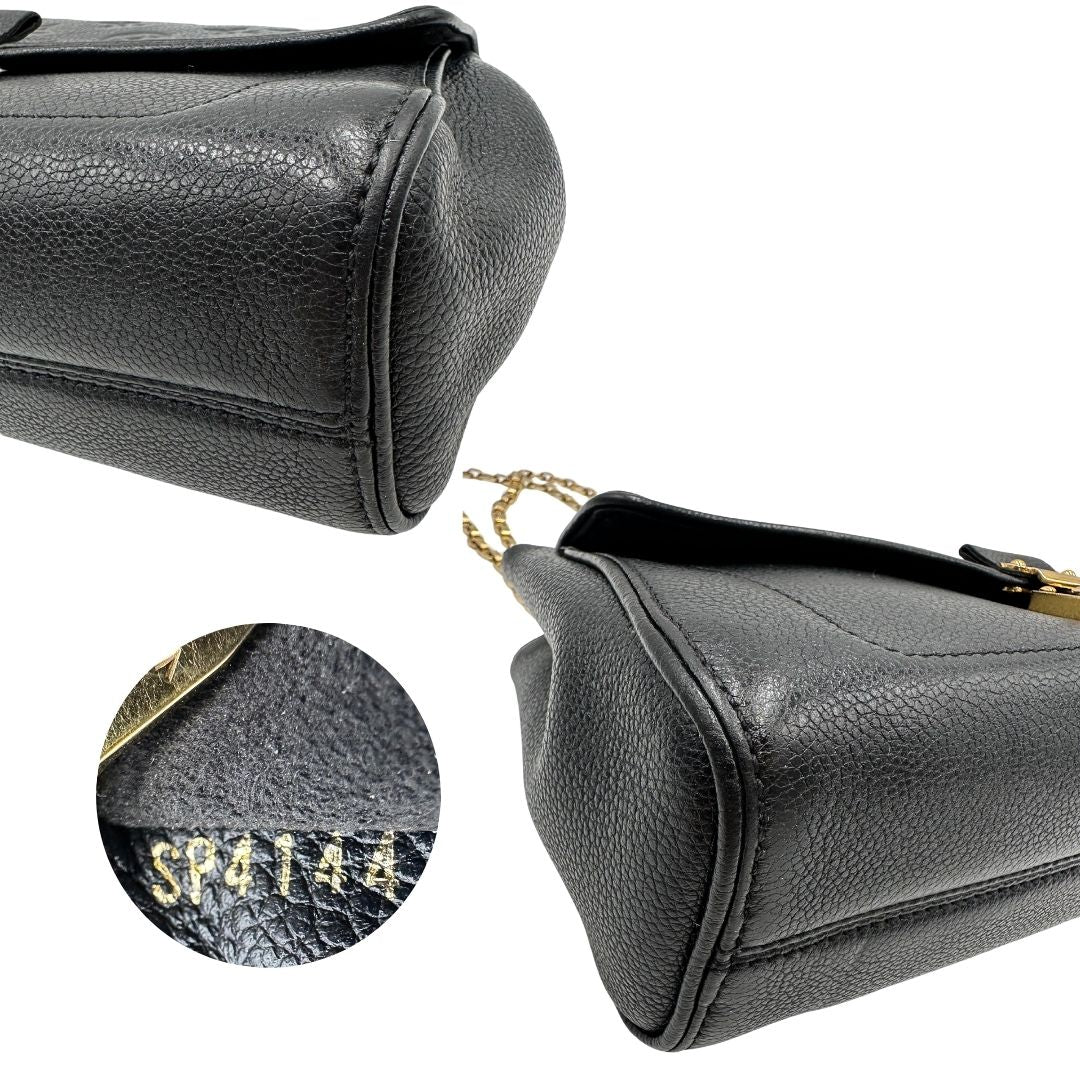 Angoli e codice di una borsa Louis Vuitton in pelle nera monogram Empreinte con parti metalliche dorate; munita di una tracolla scorrevole in catena. Indossabile a spalla e a tracolla.