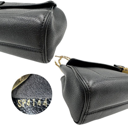 Angoli e codice di una borsa Louis Vuitton in pelle nera monogram Empreinte con parti metalliche dorate; munita di una tracolla scorrevole in catena. Indossabile a spalla e a tracolla.