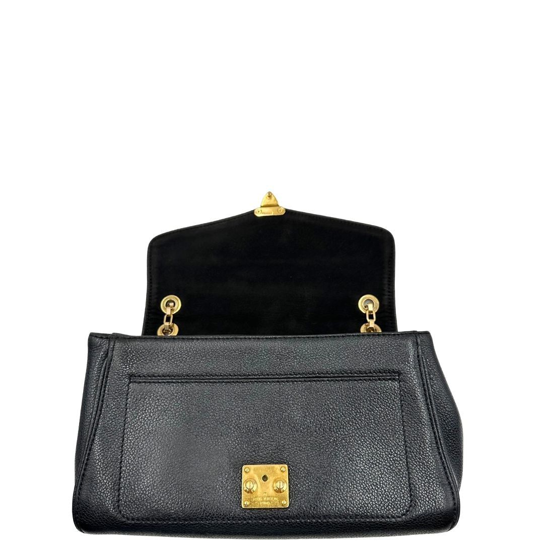 Apertura di una borsa Louis Vuitton in pelle nera monogram Empreinte con parti metalliche dorate; munita di una tracolla scorrevole in catena. Indossabile a spalla e a tracolla.