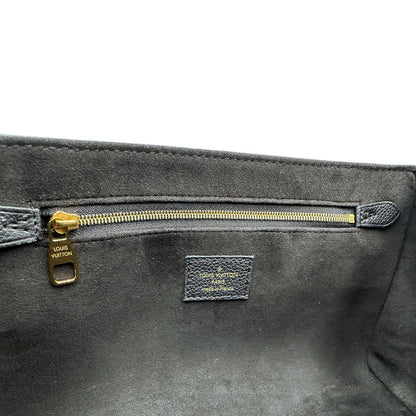 Interno di una borsa Louis Vuitton in pelle nera monogram Empreinte con parti metalliche dorate; munita di una tracolla scorrevole in catena. Indossabile a spalla e a tracolla.