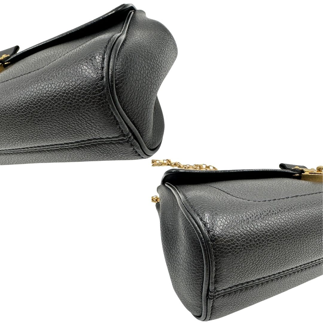 Angoli di una borsa Louis Vuitton in pelle nera monogram Empreinte con parti metalliche dorate; munita di una tracolla scorrevole in catena. Indossabile a spalla e a tracolla.