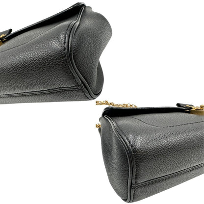 Angoli di una borsa Louis Vuitton in pelle nera monogram Empreinte con parti metalliche dorate; munita di una tracolla scorrevole in catena. Indossabile a spalla e a tracolla.