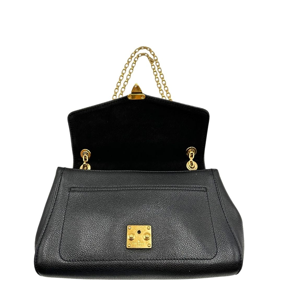 Apertura di una borsa Louis Vuitton in pelle nera monogram Empreinte con parti metalliche dorate; munita di una tracolla scorrevole in catena. Indossabile a spalla e a tracolla.