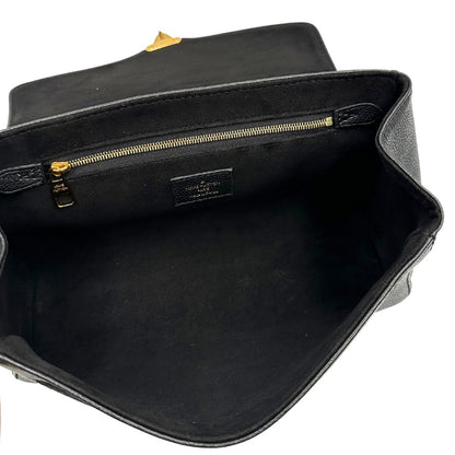 Interno di una borsa Louis Vuitton in pelle nera monogram Empreinte con parti metalliche dorate; munita di una tracolla scorrevole in catena. Indossabile a spalla e a tracolla.