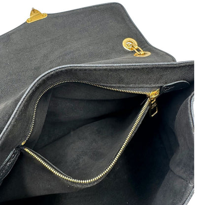 Interno di una borsa Louis Vuitton in pelle nera monogram Empreinte con parti metalliche dorate; munita di una tracolla scorrevole in catena. Indossabile a spalla e a tracolla.