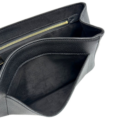 Interno di una borsa Louis Vuitton in pelle nera monogram Empreinte con parti metalliche dorate; munita di una tracolla scorrevole in catena. Indossabile a spalla e a tracolla.