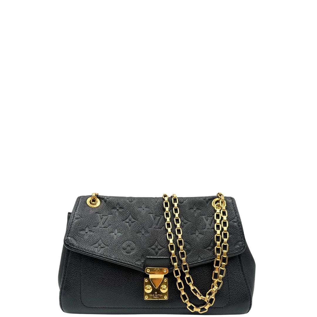 Front di una borsa Louis Vuitton in pelle nera monogram Empreinte con parti metalliche dorate; munita di una tracolla scorrevole in catena. Indossabile a spalla e a tracolla.