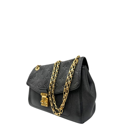 Laterale destro di una borsa Louis Vuitton in pelle nera monogram Empreinte con parti metalliche dorate; munita di una tracolla scorrevole in catena. Indossabile a spalla e a tracolla.