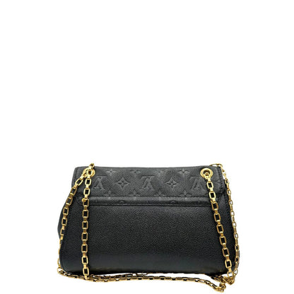 Retro di una borsa Louis Vuitton in pelle nera monogram Empreinte con parti metalliche dorate; munita di una tracolla scorrevole in catena. Indossabile a spalla e a tracolla.