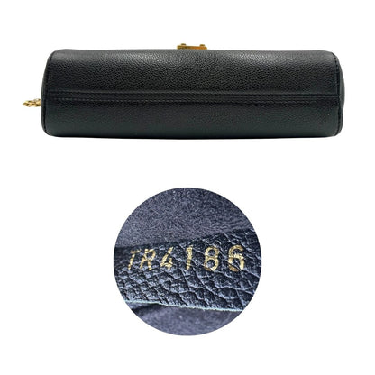 Base e codice di una borsa Louis Vuitton in pelle nera monogram Empreinte con parti metalliche dorate; munita di una tracolla scorrevole in catena. Indossabile a spalla e a tracolla.