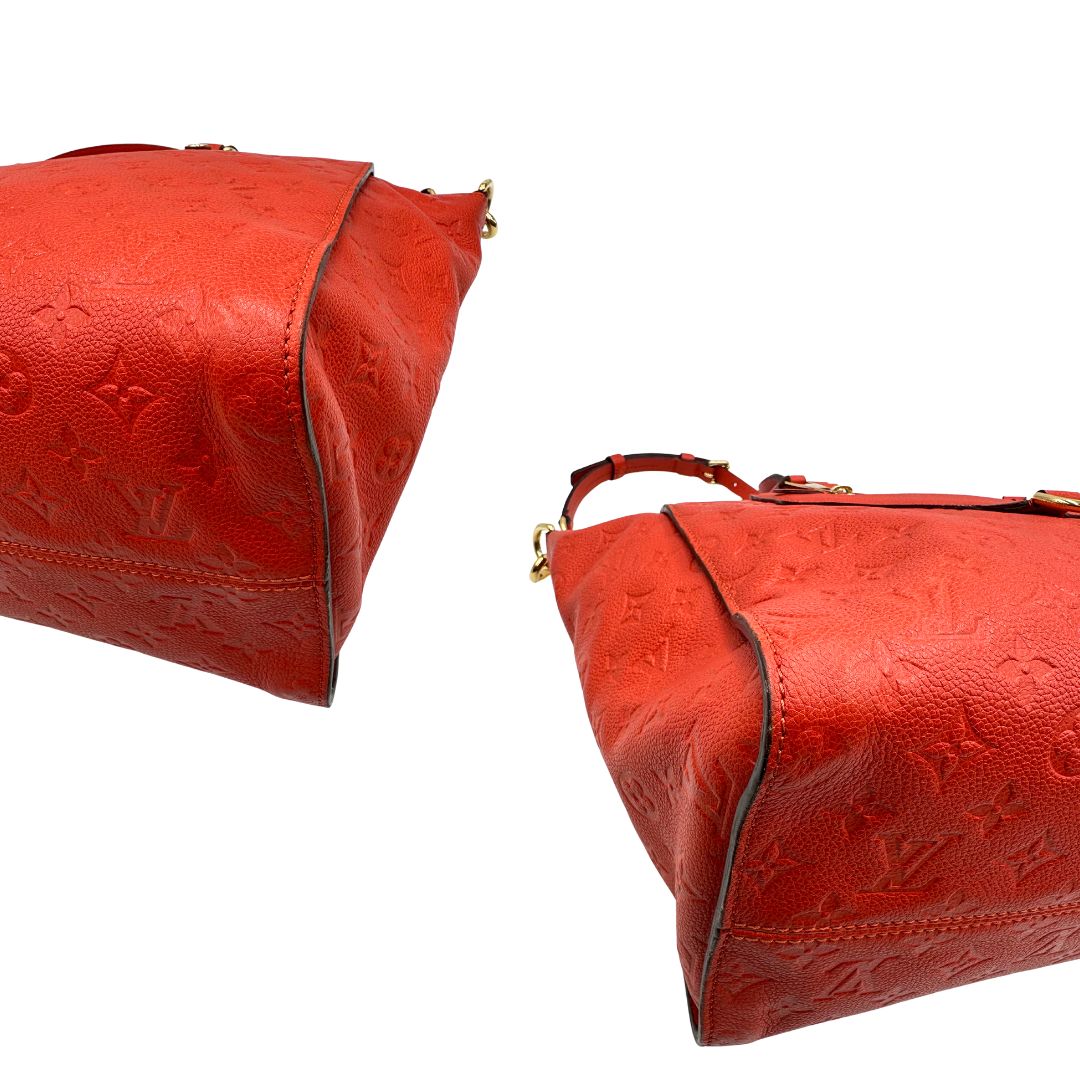 angoli Borsa Louis Vuitton pelle color rosso aranciato monogram Empreinte con parti metalliche dorate; munita di doppi manici e una tracolla amovibile e regolabile. Completa di lucchetto e chiavi, di lusso, originale, ottime condizioni. 