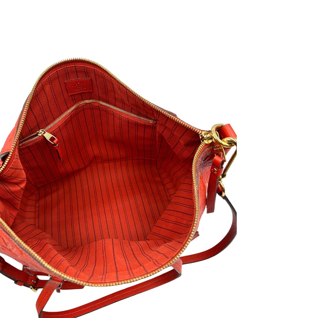 interno Borsa Louis Vuitton pelle color rosso aranciato monogram Empreinte con parti metalliche dorate; munita di doppi manici e una tracolla amovibile e regolabile. Completa di lucchetto e chiavi, di lusso, originale, ottime condizioni. 