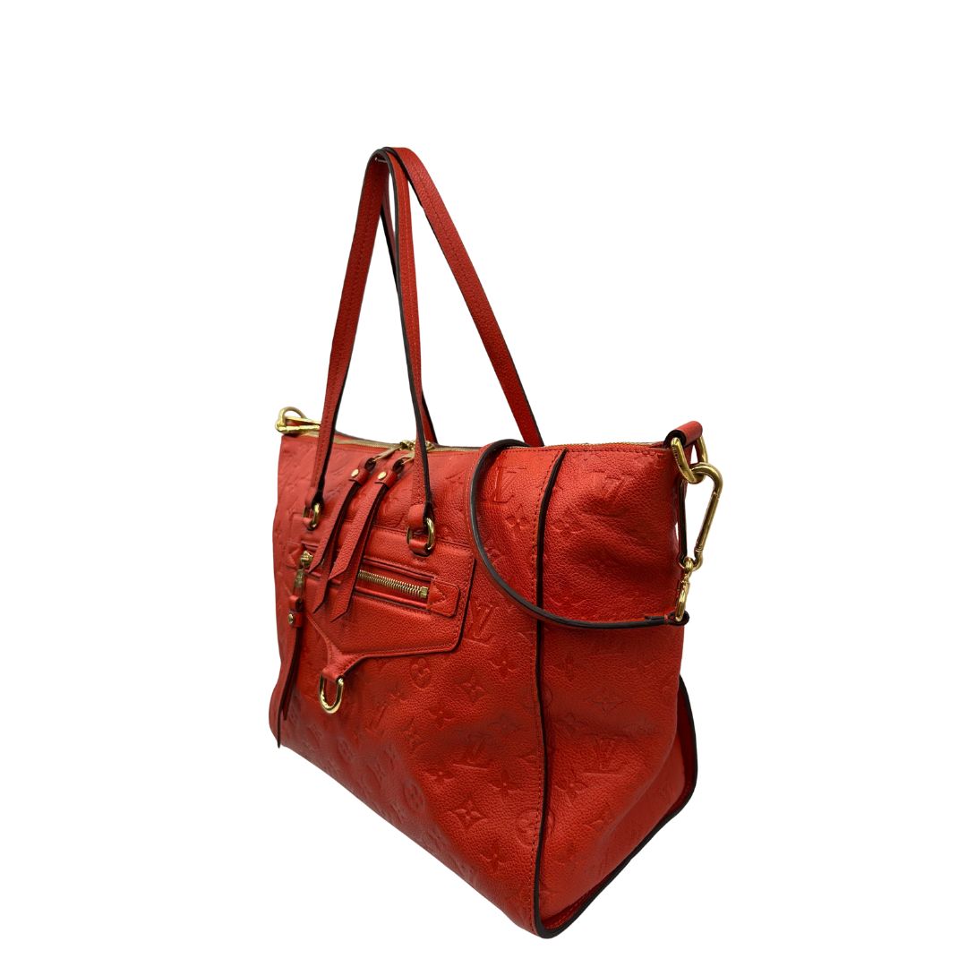 lato Borsa Louis Vuitton pelle color rosso aranciato monogram Empreinte con parti metalliche dorate; munita di doppi manici e una tracolla amovibile e regolabile. Completa di lucchetto e chiavi, di lusso, originale, ottime condizioni. 