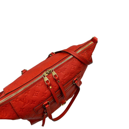 cerniera Borsa Louis Vuitton pelle color rosso aranciato monogram Empreinte con parti metalliche dorate; munita di doppi manici e una tracolla amovibile e regolabile. Completa di lucchetto e chiavi, di lusso, originale, ottime condizioni.