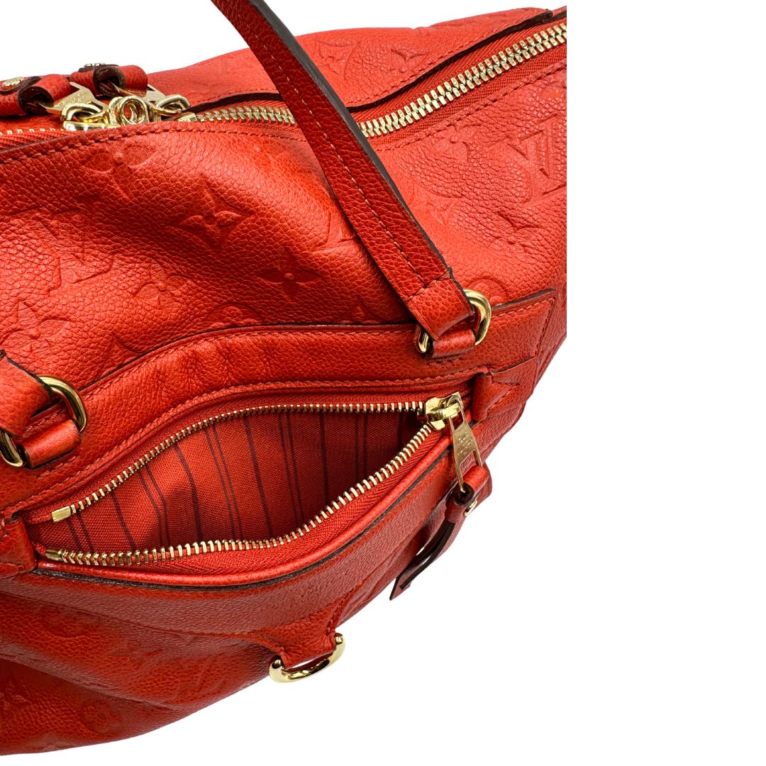 interno Borsa Louis Vuitton pelle color rosso aranciato monogram Empreinte con parti metalliche dorate; munita di doppi manici e una tracolla amovibile e regolabile. Completa di lucchetto e chiavi, di lusso, originale, ottime condizioni. 