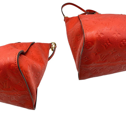 angoli Borsa Louis Vuitton pelle color rosso aranciato monogram Empreinte con parti metalliche dorate; munita di doppi manici e una tracolla amovibile e regolabile. Completa di lucchetto e chiavi, di lusso, originale, ottime condizioni. 
