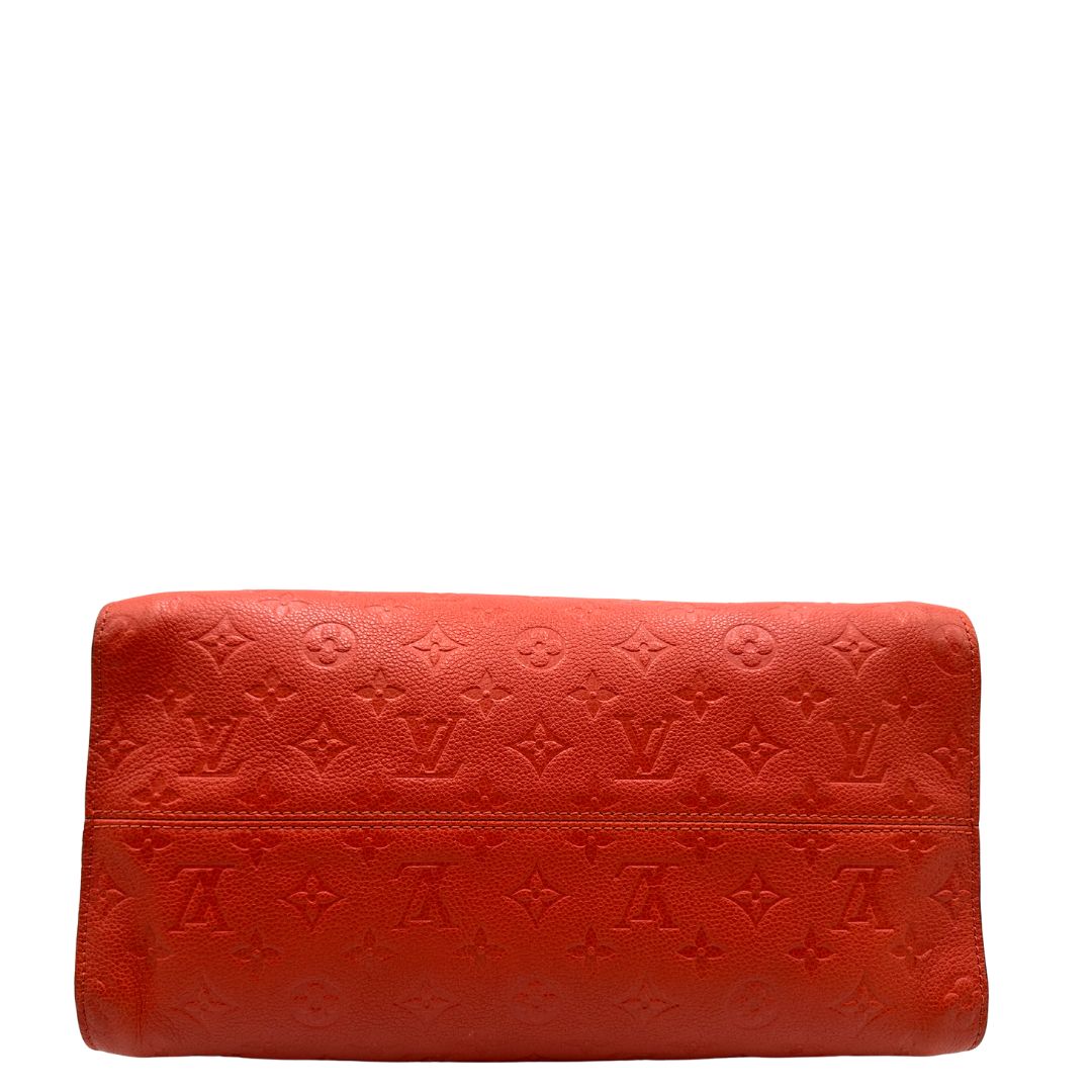 baes Borsa Louis Vuitton pelle color rosso aranciato monogram Empreinte con parti metalliche dorate; munita di doppi manici e una tracolla amovibile e regolabile. Completa di lucchetto e chiavi, di lusso, originale, ottime condizioni. 