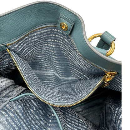 interno Borsa Tote Prada in pelle martellata color teal con parti metalliche dorate; munita di doppi manici, indossabile a spalla. Completa di dustbag, di lusso, originale, usata. 