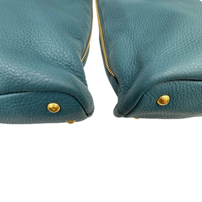 angoli Borsa Tote Prada in pelle martellata color teal con parti metalliche dorate; munita di doppi manici, indossabile a spalla. Completa di dustbag, di lusso, originale, usata. 