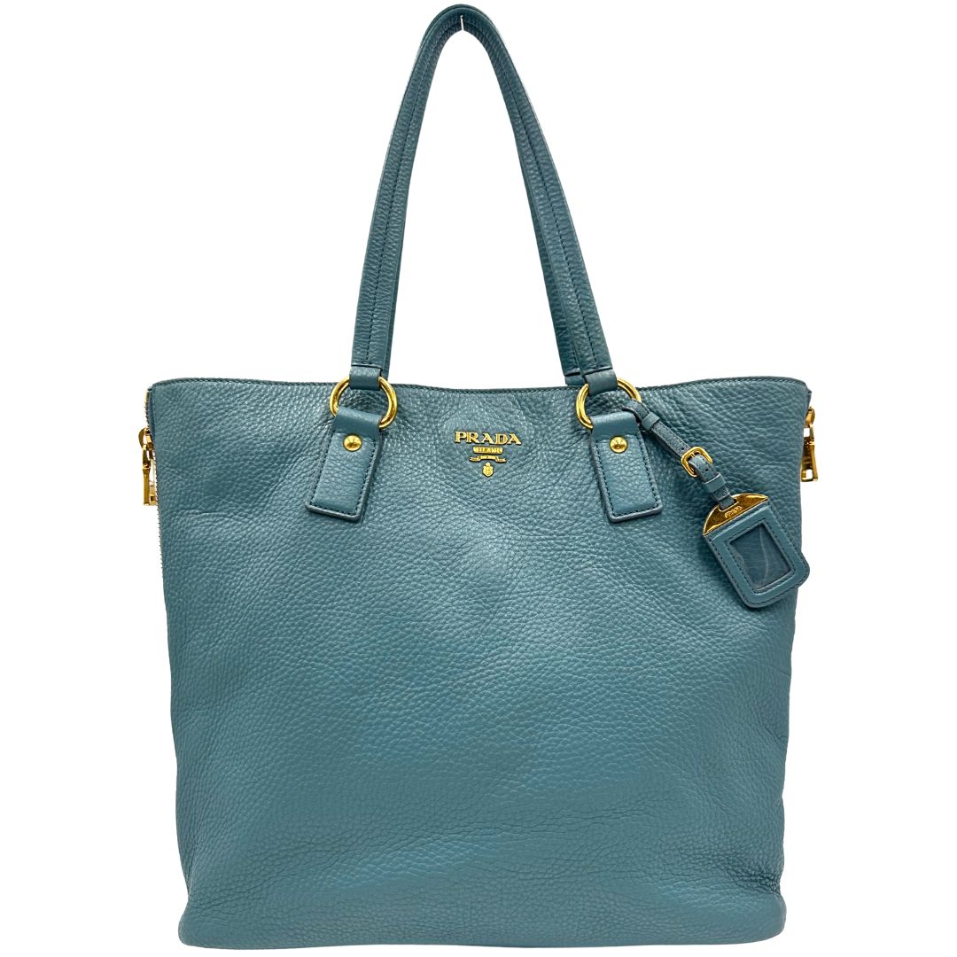 front Borsa Tote Prada in pelle martellata color teal con parti metalliche dorate; munita di doppi manici, indossabile a spalla. Completa di dustbag, di lusso, originale, usata. 