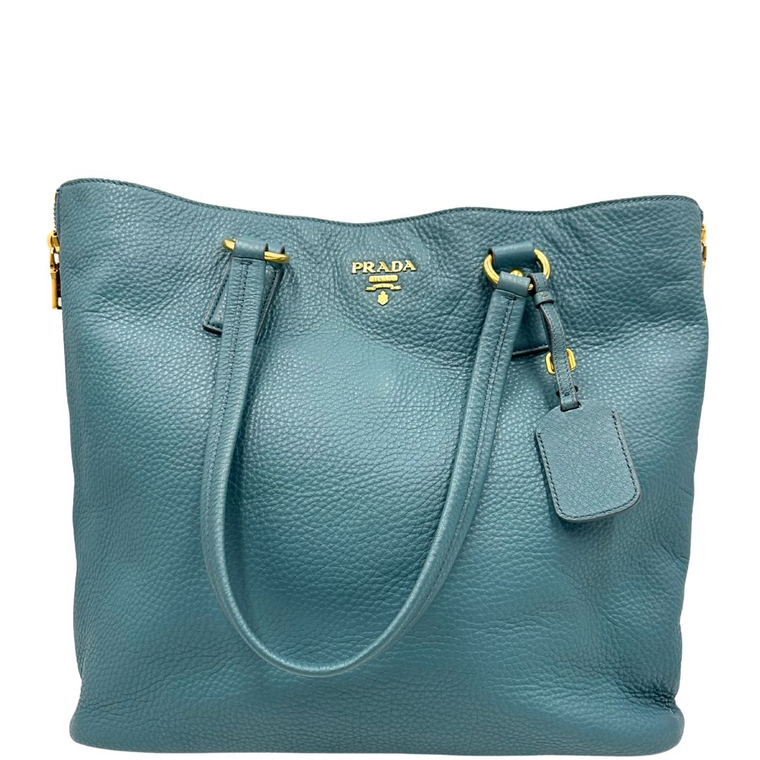 front Borsa Tote Prada in pelle martellata color teal con parti metalliche dorate; munita di doppi manici, indossabile a spalla. Completa di dustbag, di lusso, originale, usata. 