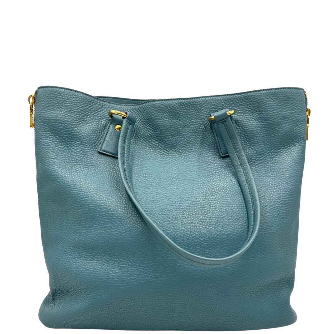 retro della Borsa Tote Prada in pelle martellata color teal con parti metalliche dorate; munita di doppi manici, indossabile a spalla. Completa di dustbag, di lusso, originale, usata. 