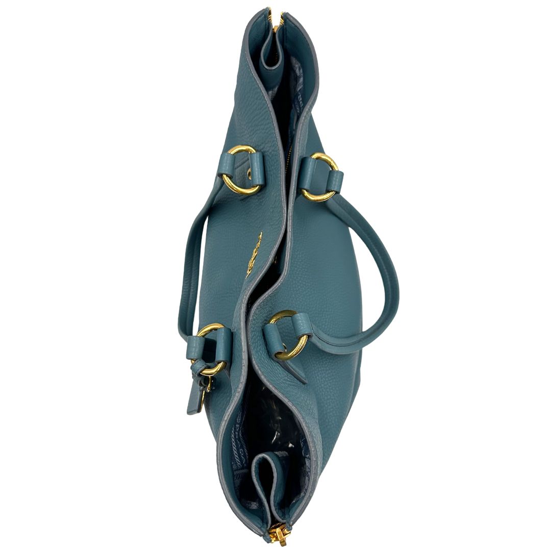 Borsa Tote Prada in pelle martellata color teal con parti metalliche dorate; munita di doppi manici, indossabile a spalla. Completa di dustbag, di lusso, originale, usata. 