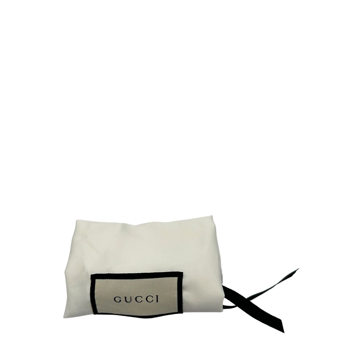 Dustbag di una borsa Gucci Interlocking in pelle martellata rossa con parti metalliche dorate. Munita di una tracolla scorrevole in catena non amovibile e spallaccio in pelle. Chiusura con doppie G incrociate. Indossabile a spalla o a tracolla.