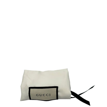 Dustbag di una borsa Gucci Interlocking in pelle martellata rossa con parti metalliche dorate. Munita di una tracolla scorrevole in catena non amovibile e spallaccio in pelle. Chiusura con doppie G incrociate. Indossabile a spalla o a tracolla.