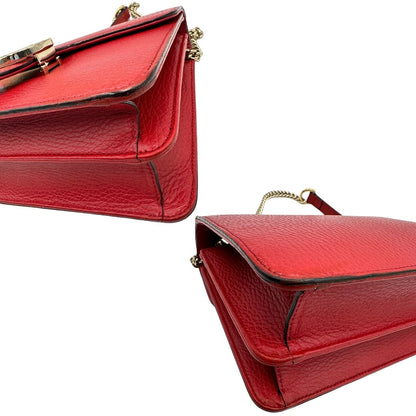 Angoli di una borsa Gucci Interlocking in pelle martellata rossa con parti metalliche dorate. Munita di una tracolla scorrevole in catena non amovibile e spallaccio in pelle. Chiusura con doppie G incrociate. Completa di dustbag. Indossabile a spalla o a tracolla.