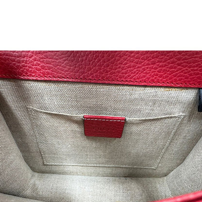Interno di una borsa Gucci Interlocking in pelle martellata rossa con parti metalliche dorate. Munita di una tracolla scorrevole in catena non amovibile e spallaccio in pelle. Chiusura con doppie G incrociate. Completa di dustbag. Indossabile a spalla o a tracolla.