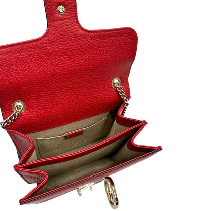 Interno di una borsa Gucci Interlocking in pelle martellata rossa con parti metalliche dorate. Munita di una tracolla scorrevole in catena non amovibile e spallaccio in pelle. Chiusura con doppie G incrociate. Completa di dustbag. Indossabile a spalla o a tracolla.